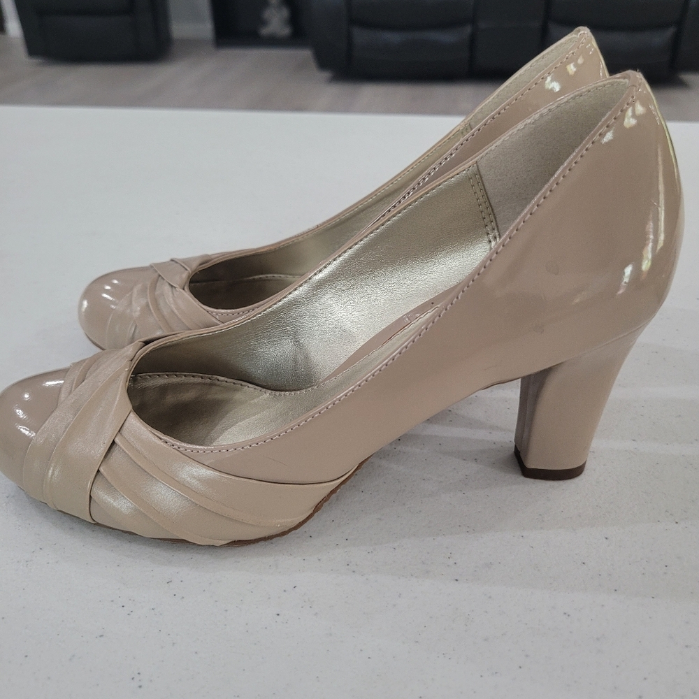 New Liz Claiborne Taupe Women's 6M Closed Toe Heels,never worn